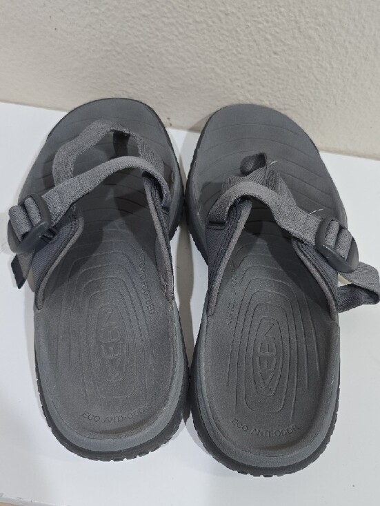 Keen Gray Men\'s Toe-Post Sandals with Adjustable Strap main image 5